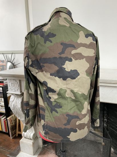 Ensemble de deux tenues camouflées modernes...