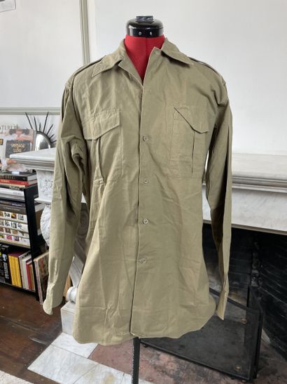 Lot de vêtements & effets militaires français...
