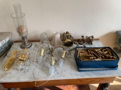 Ensemble d’éléments de lustres et d’appliques...