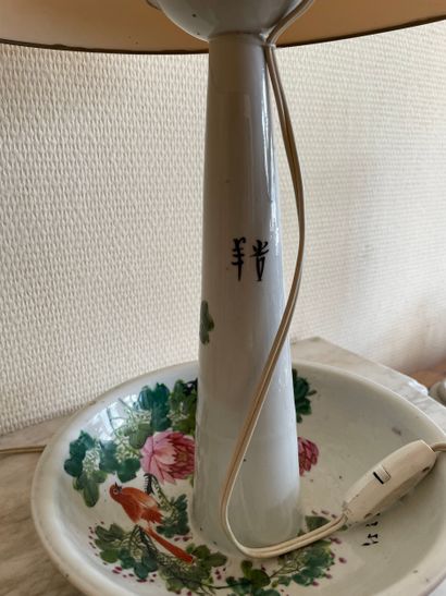 Ensemble de deux vases, une lampe et un dessous-de-vase

Lot...