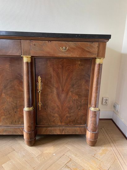 Buffet en acajou flammé, époque Restauration...