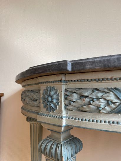 Paire de consoles demi-lune de style Louis...