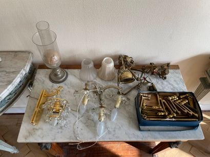 Ensemble d’éléments de lustres et d’appliques...