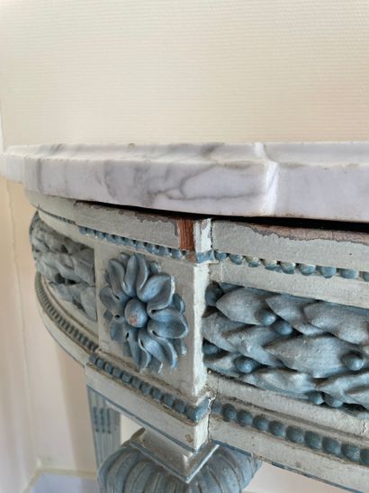 Paire de consoles demi-lune de style Louis...