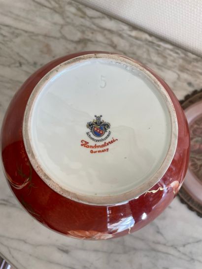 Ensemble de deux vases, une lampe et un dessous-de-vase

Lot...