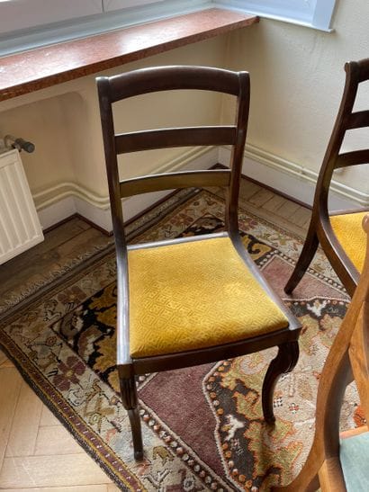 Lot de quatre chaises et fauteuils de style...