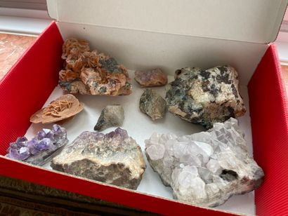 Lot de minéraux - baryte en rosettes, roses...