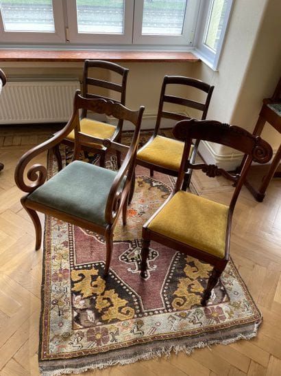 Lot de quatre chaises et fauteuils de style...
