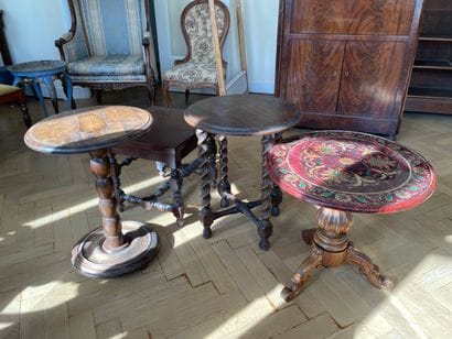 Lot comprenant quatre petites tables d’appoint...