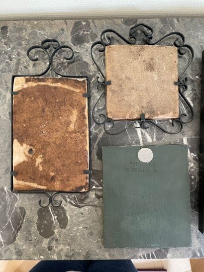 Trois carreaux émaillés et une illustration...