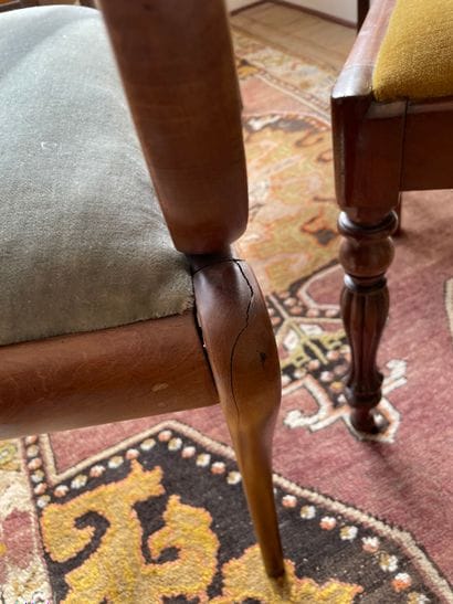 Lot de quatre chaises et fauteuils de style...
