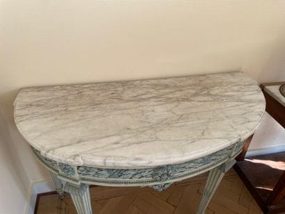Paire de consoles demi-lune de style Louis...