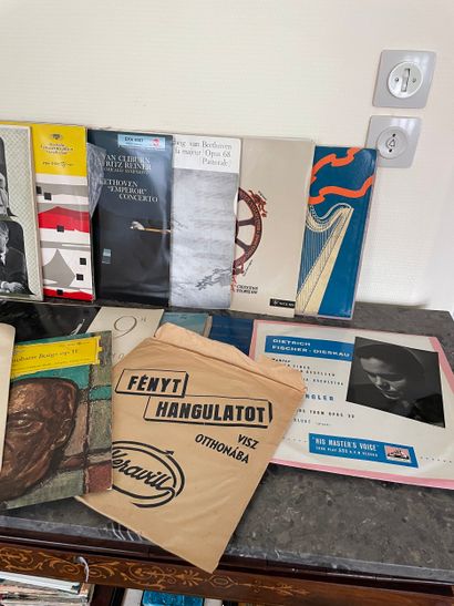 Lot de plus de 100 disques vinyles 33 tours...