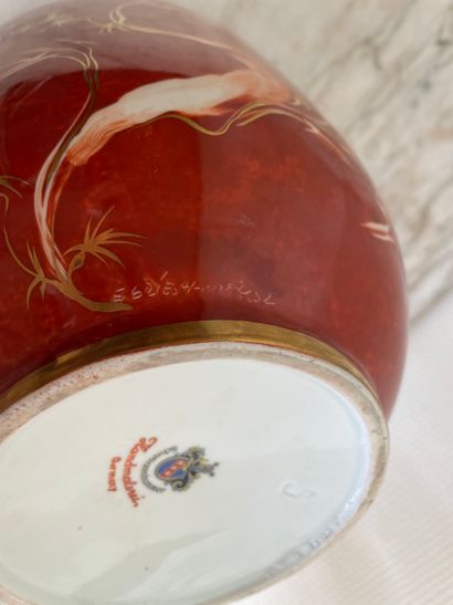 Ensemble de deux vases, une lampe et un dessous-de-vase

Lot...