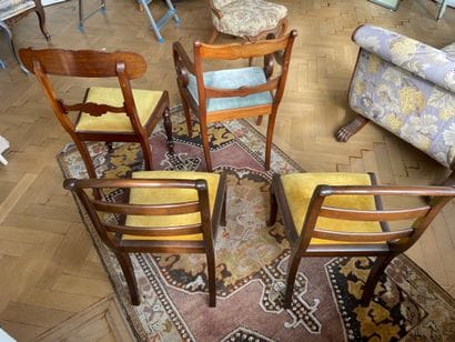 Lot de quatre chaises et fauteuils de style...