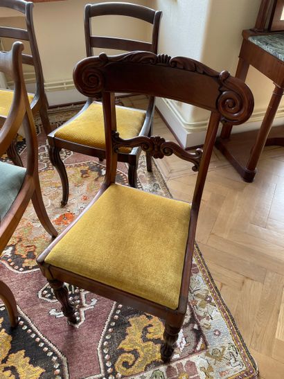 Lot de quatre chaises et fauteuils de style...