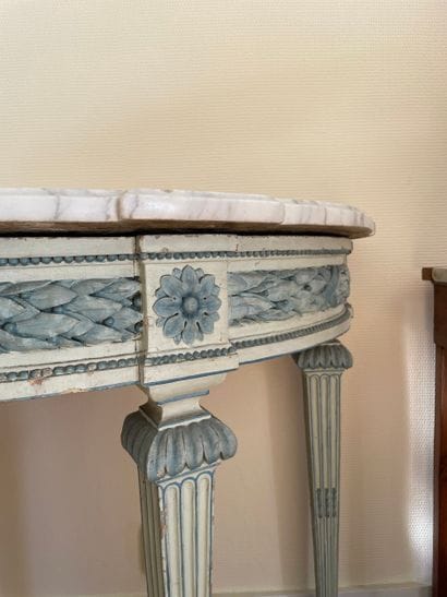 Paire de consoles demi-lune de style Louis...