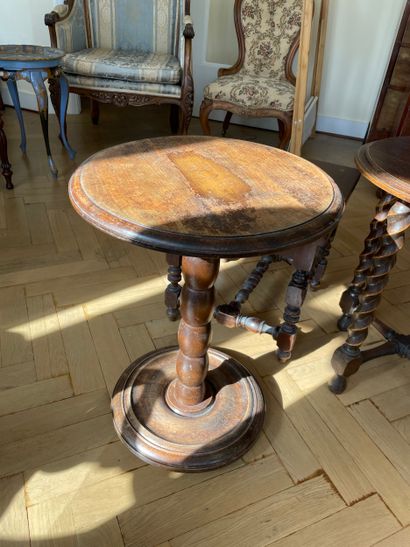 Lot comprenant quatre petites tables d’appoint...