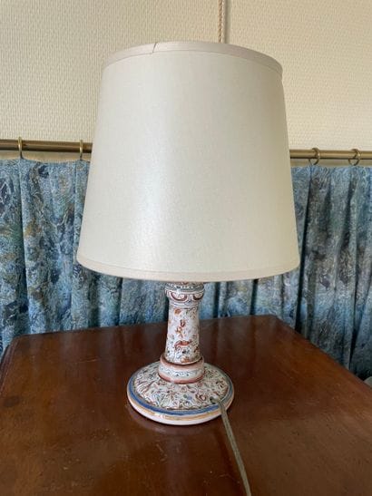 Lampe de table en faïence émaillée polychrome...