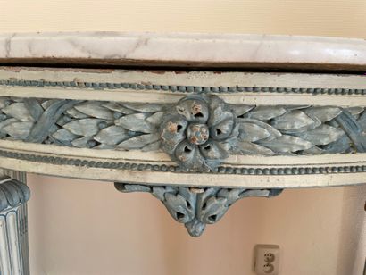 Paire de consoles demi-lune de style Louis...