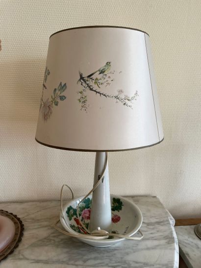 Ensemble de deux vases, une lampe et un dessous-de-vase

Lot...