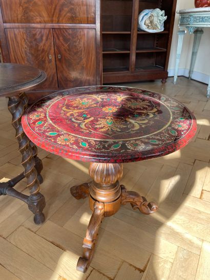 Lot comprenant quatre petites tables d’appoint...