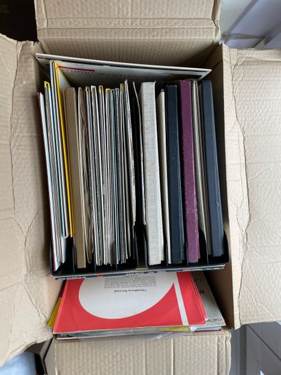 Lot de plus de 100 disques vinyles 33 tours...