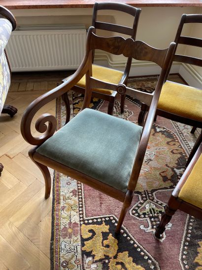 Lot de quatre chaises et fauteuils de style...