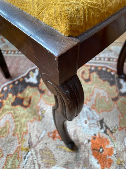 Lot de quatre chaises et fauteuils de style...
