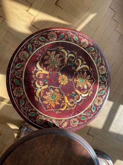 Lot comprenant quatre petites tables d’appoint...