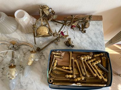 Ensemble d’éléments de lustres et d’appliques...