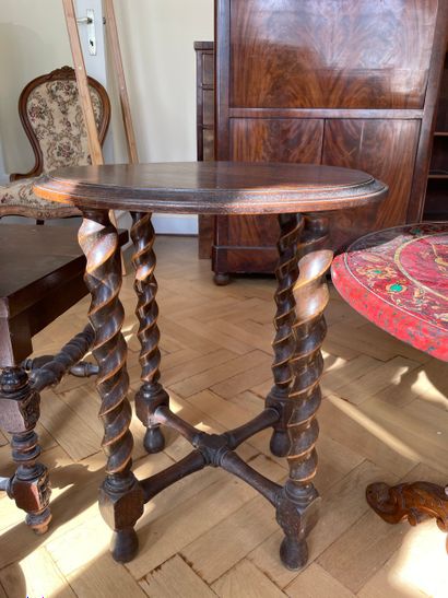 Lot comprenant quatre petites tables d’appoint...