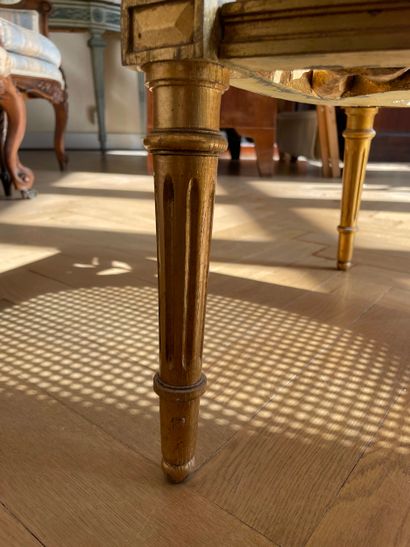 Table basse de style Louis XVI, XX siècle

Table...