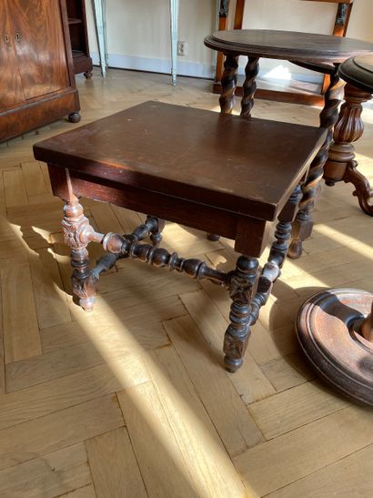 Lot comprenant quatre petites tables d’appoint...