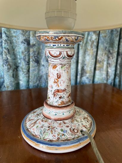 Lampe de table en faïence émaillée polychrome...