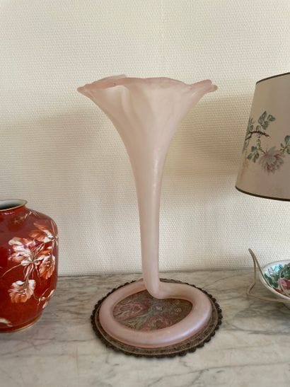 Ensemble de deux vases, une lampe et un dessous-de-vase

Lot...