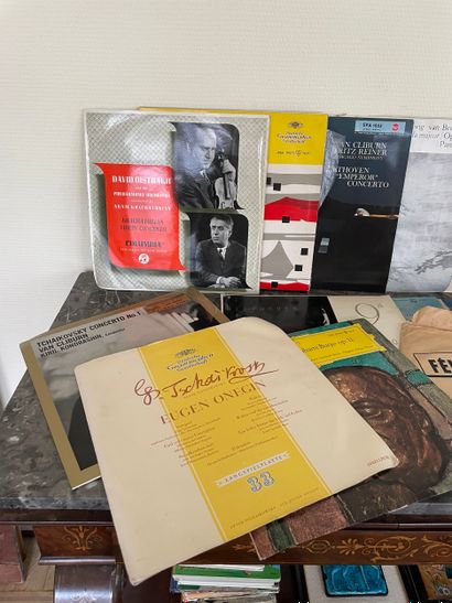 Lot de plus de 100 disques vinyles 33 tours...