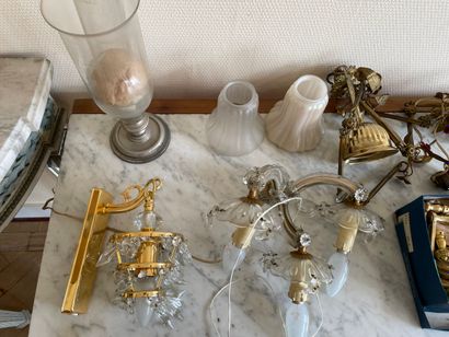 Ensemble d’éléments de lustres et d’appliques...
