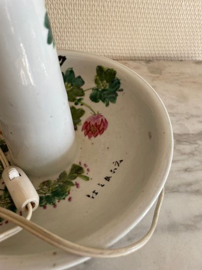 Ensemble de deux vases, une lampe et un dessous-de-vase

Lot...