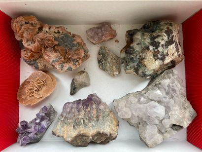 Lot de minéraux - baryte en rosettes, roses...