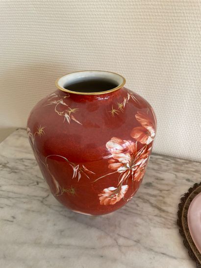 Ensemble de deux vases, une lampe et un dessous-de-vase

Lot...