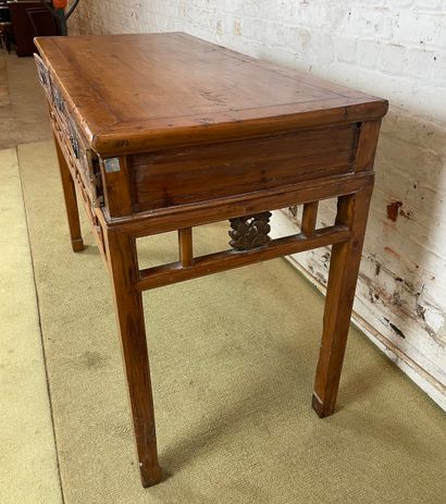 Table console en bois ouvrant par trois tiroirs...