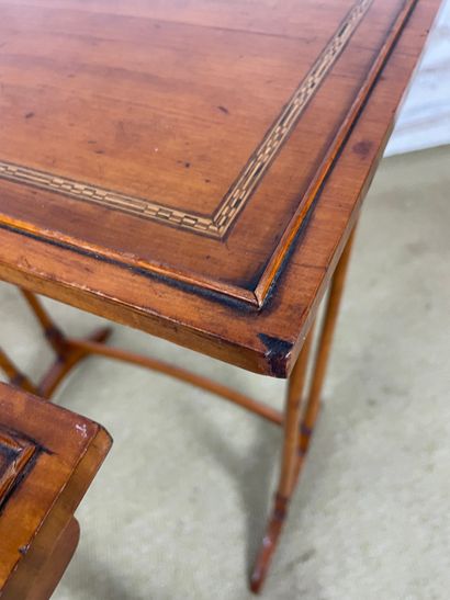 Paire de tables gigognes de style Sheraton...