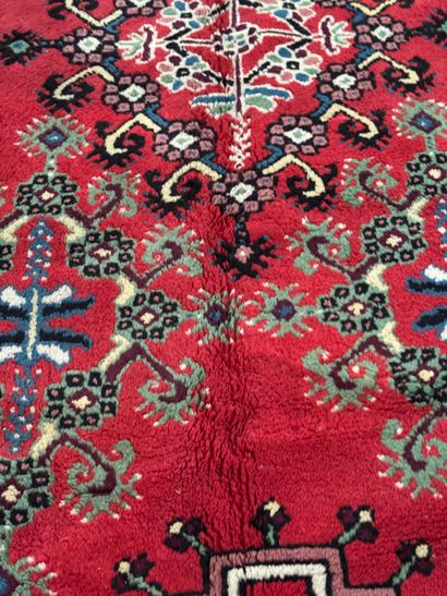 Heriz geometric rug / Azerbaijan
Bright red...