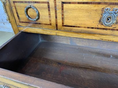 Commode de style Louis XVI en bois, plateau...