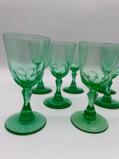 Série de huit verres en cristal d’ouraline...