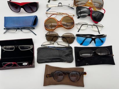 Lot de lunettes et étuis divers
Ensemble...