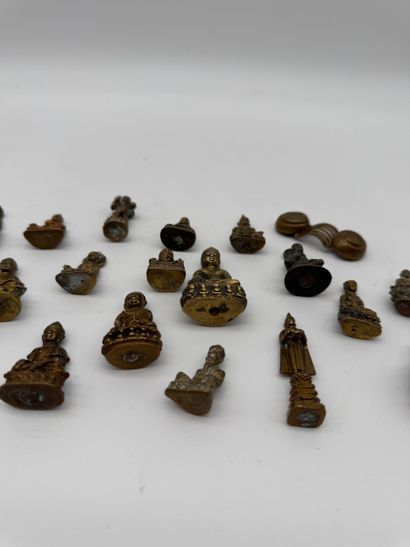 Lot de petites figurines bouddhistes
Ensemble...