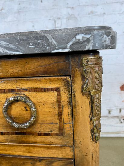 Commode de style Louis XVI en bois, plateau...
