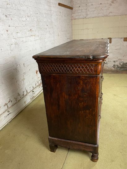 Commode en bois à décor sculpté, poignées...